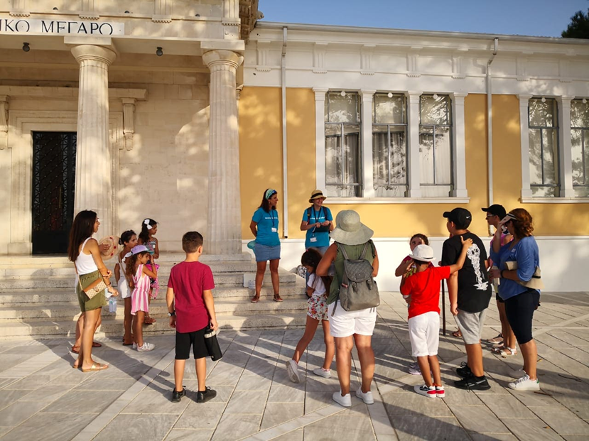 Explanations to children in tourist visit