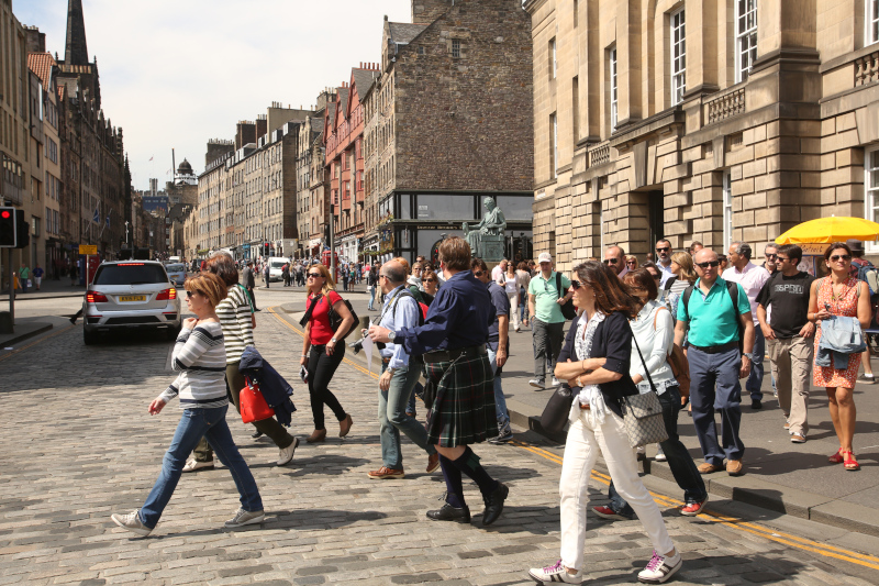 A kilted guide guides his group across the Royal Mile, Edinburgh © STGA