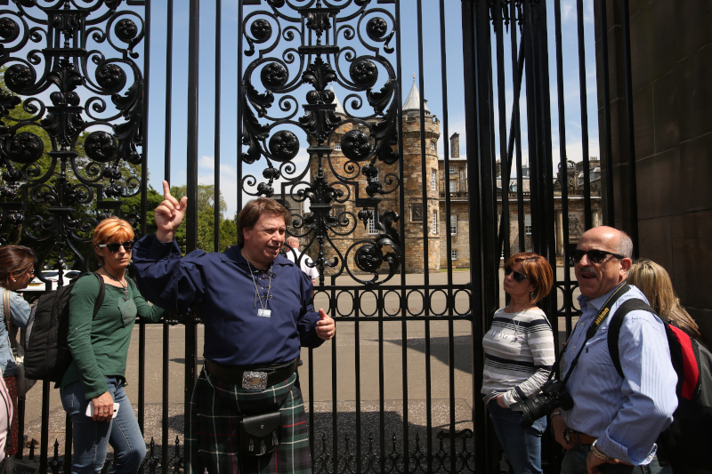 Outside Holyrood Palace gates, Edinburgh © STGA